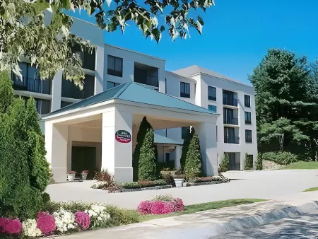 Courtyard Portsmouth Отели рядом с достопримечательностью «St. John's Episcopal Church»