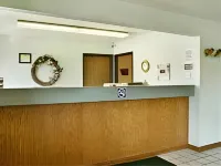 Super 8 by Wyndham Washington/Peoria Area - parking