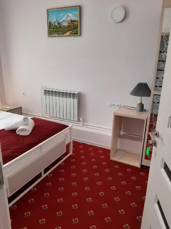 Hotel Erebuni Plaza Отели в г. Гарни