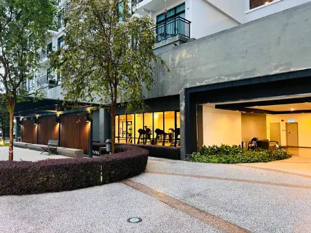 Molek Little Joy Studio 4Pax Bathtub with Balcony Отели в г. Plentong