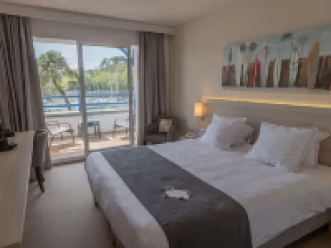 Best Western Plus le Roof バンヌのホテル