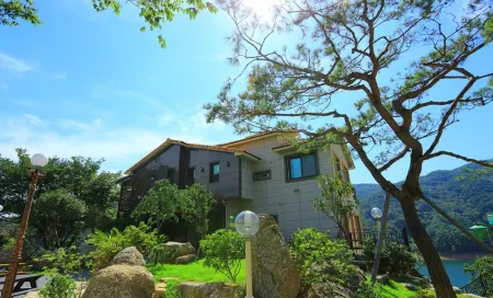 Suncheon Golden Lakeside Pension Отели в г. Сунчхон