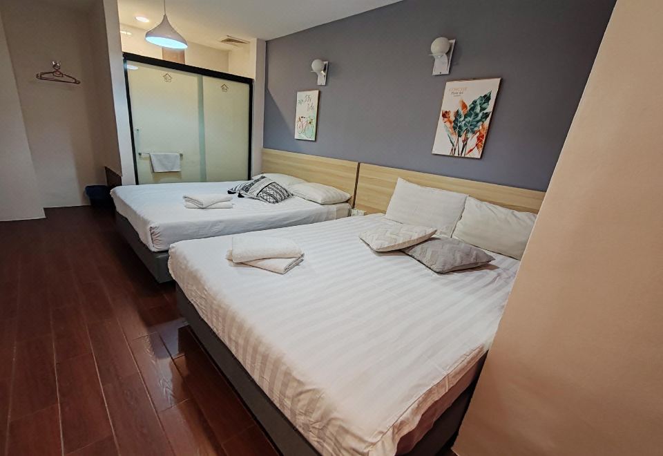 4. HOTEL 18..