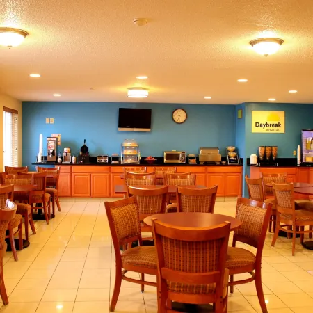Days Inn & Suites by Wyndham Bloomington/Normal IL