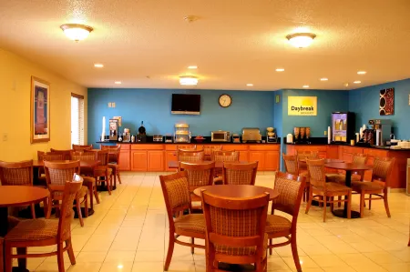Days Inn & Suites by Wyndham Bloomington/Normal IL