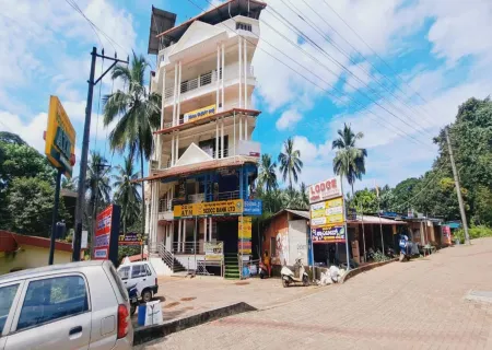 Monti Comfort Lodge Отели рядом с достопримечательностью «Old Chariots, Dharmasthala»