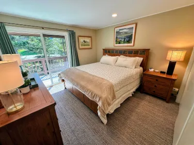 A1 Luxury Bretton Woods Ski-in Ski-out Townhome Next to Beginner ski Area Fast Wifi Keyless Entry Hotels in 