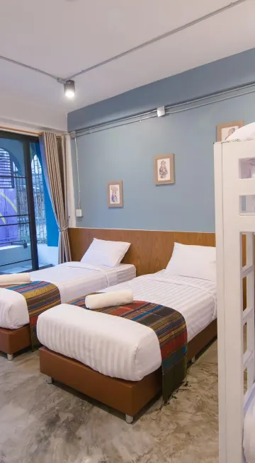 ห้องพัก 4 เตียง พร้อมเครื่องปรับอากาศและระเบียง