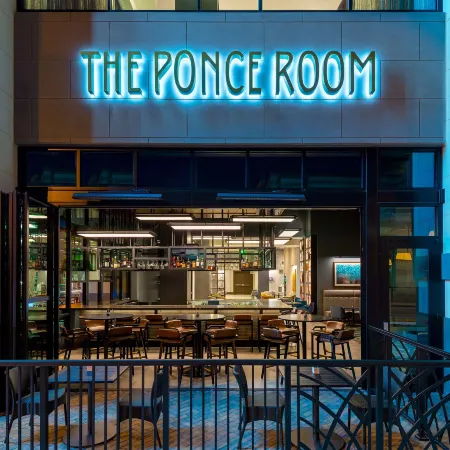 Courtyard Atlanta Midtown Отели рядом с достопримечательностью «Театр «Фокс»»