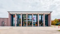 Premier Inn München Airport Süd Hotel Hotels in der Nähe von Sitzgelegenheit auf dem Baumstamm