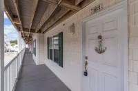 Blue Wolf Retreat! One Block to Beach! Pool, Pets, and Walk to groceries & more!