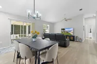 Updated 2 bedroom house The Villages, Walk to pool, 2 miles to SQ, Pet friendly