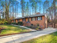 Beautiful home in the heart of Raleigh, perfect blend of convenience & comfort. 梅勒迪斯住宿飯店