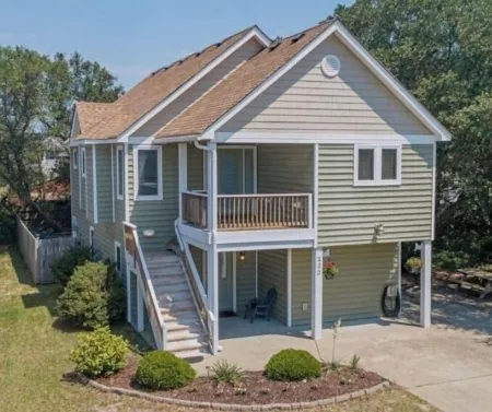 Bright 3 Bedroom-2 Bath-Close to Beach and Shops-Bikes Included