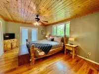 Cabin with Mountain Views / Large Deck / Fireplace / Near Hiking, Biking, Winery