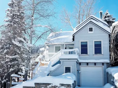 Charming Cottage steps to restaurants, shops & slopes