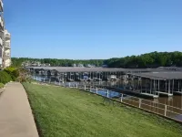 Updated Lakefront Walk-in Unit, 2 Pools, Beach, Deck