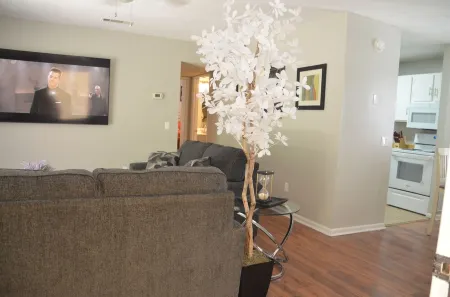 The Perfect Spot: 2-Bedroom Apt - Centrally located in fabulous Enterprise!