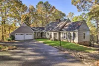 Beautiful 5 Acre Lakefront Private Retreat w/ Boat Dock, Hot Tub, 5 Bdrm/ 5 bath