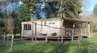 Cabane sur Pilotis au Bord de L'eau