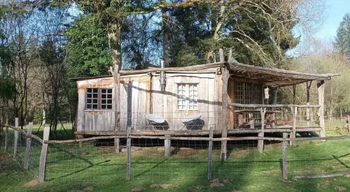 Cabane sur Pilotis au Bord de L'eau