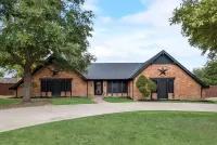 Lone Star house  by AT&T, Six Flags ,Globe life,Pool-Jacuzzi!