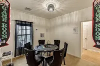 The Woodbriar, close to Hard Rock Casino, downtown Tulsa/BOK + patio w/fire pit - Wi-Fi