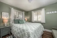 Relax & Unwind at Anna's Place! Stylish interior, gardens + a beautiful patio.