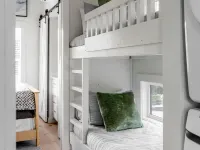 Enjoy the lake & mountain retreat at The Water & Woods Tiny Home トレーシー・シティのホテル