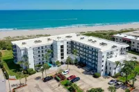 Waves of Fun: 1B/2B Amazing Beach View Hotels near Cherie Down Park