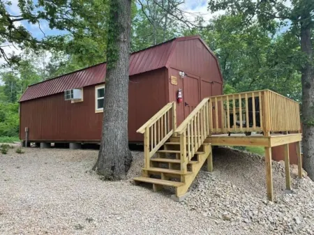 Hogan's Hideout Garage Apartment, cozy, private Cabin