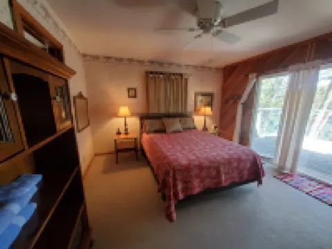 Cedar Rock-Lakefront Secluded Charming Cabin; Very Private 一號鎮區酒店