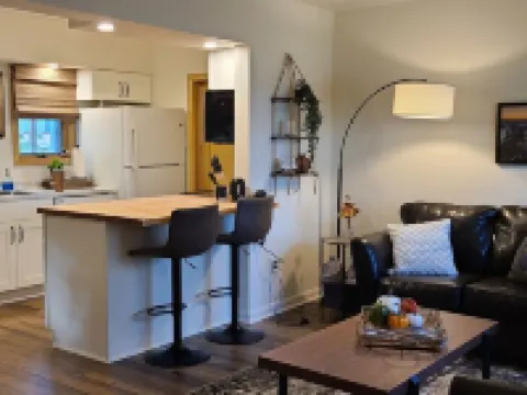 2 Bedroom Cul De Sac Cottage in Town Hotels in Ogle County
