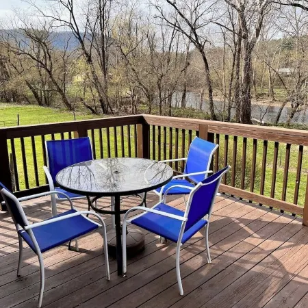 Comfy Creekside Getaway in Eagle Rock, VA on Craig Creek, near the James River Отели в г. Ботетот