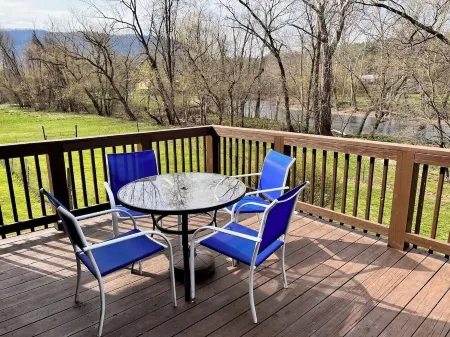 Comfy Creekside Getaway in Eagle Rock, VA on Craig Creek, near the James River Отели в г. Ботетот