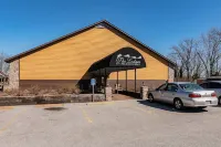 1 Mile to SDC-Hot Tub-Bunk Beds-indoor & outdoor pool-Table Rock Lake