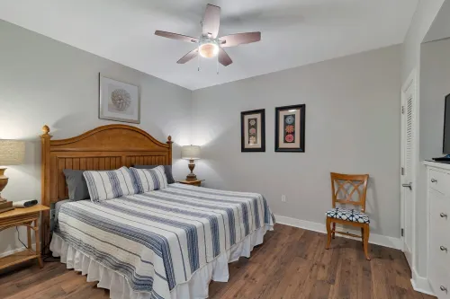 Cute/updated efficiency condo/Gulf front building/NO BALCONY OR VIEW/FREE CHAIRS