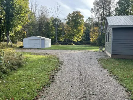 UP Riverfront Cabin with rustic charm & modern amenities. Great for families!