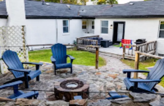 The Cola White House: Sleeps 16 + 4 BDRM w/ Smart TV's + Theater + 7 mins to DT