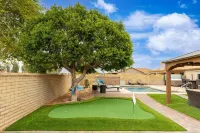 Prime Location HotTub/ Pool/ Outdoor Kitchen Spring training Clean and Safe.