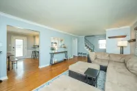 Cozy Waterbury VRBO next to Willow on Grand Events Center and Val Air Ballroom