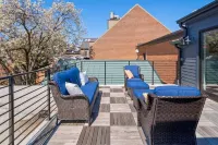 1/2 Block from King Street, 5★ Location ~ ♛King Bed ~ Free Parking