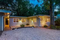 The Queen Suite - perfect Ocean Springs location only 1 block to Front Beach!