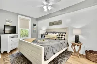 Enjoy This Elegant Coastal Condo:, King-Suite,Full kitchen,Pool, Hot Tub,Balcony