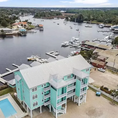NEW! Waterfront 2 BR, 2 BA on Steinhatchee River, private boat slip,WiFi, dog ok