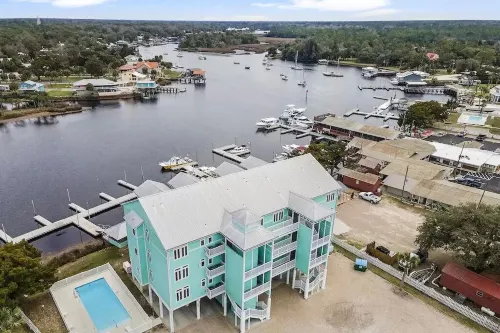 NEW! Waterfront 2 BR, 2 BA on Steinhatchee River, private boat slip,WiFi, dog ok
