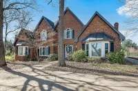 Beautiful and Serene 5BR Oasis with Private Pond 리버게이트 주변 호텔