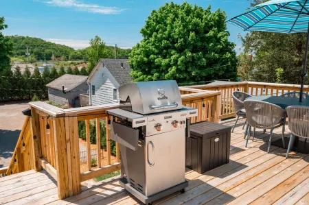 Beautifully Renovated 2 bedroom, 1 bath charmer