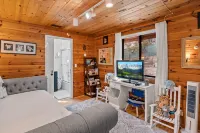 Spacious, Modern Mountain Cabin with Hot Tub