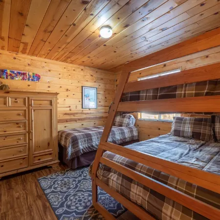 Knotty Pine Family Cabin (Tahoe Donner) - Dogs Welcome!!!